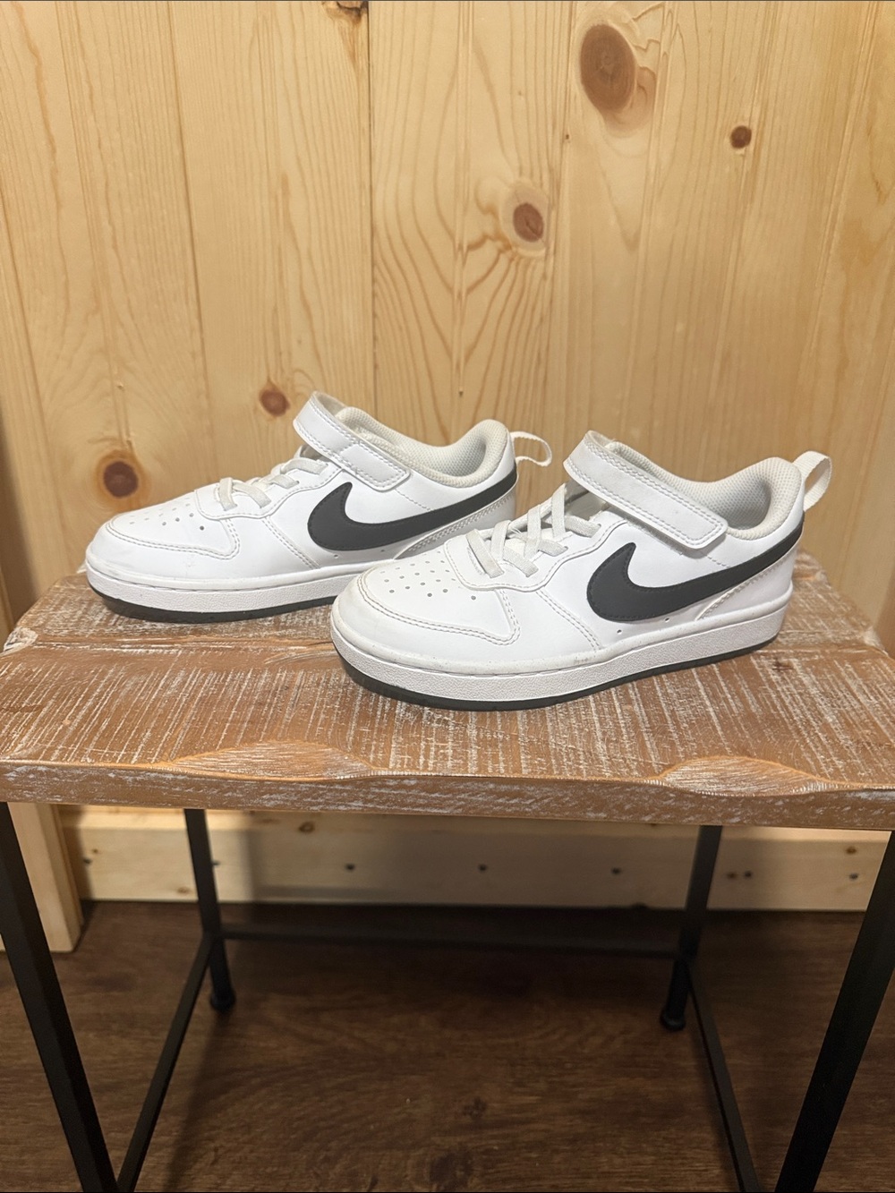 Nike White & Black Low-Top Sneakers with Strap
